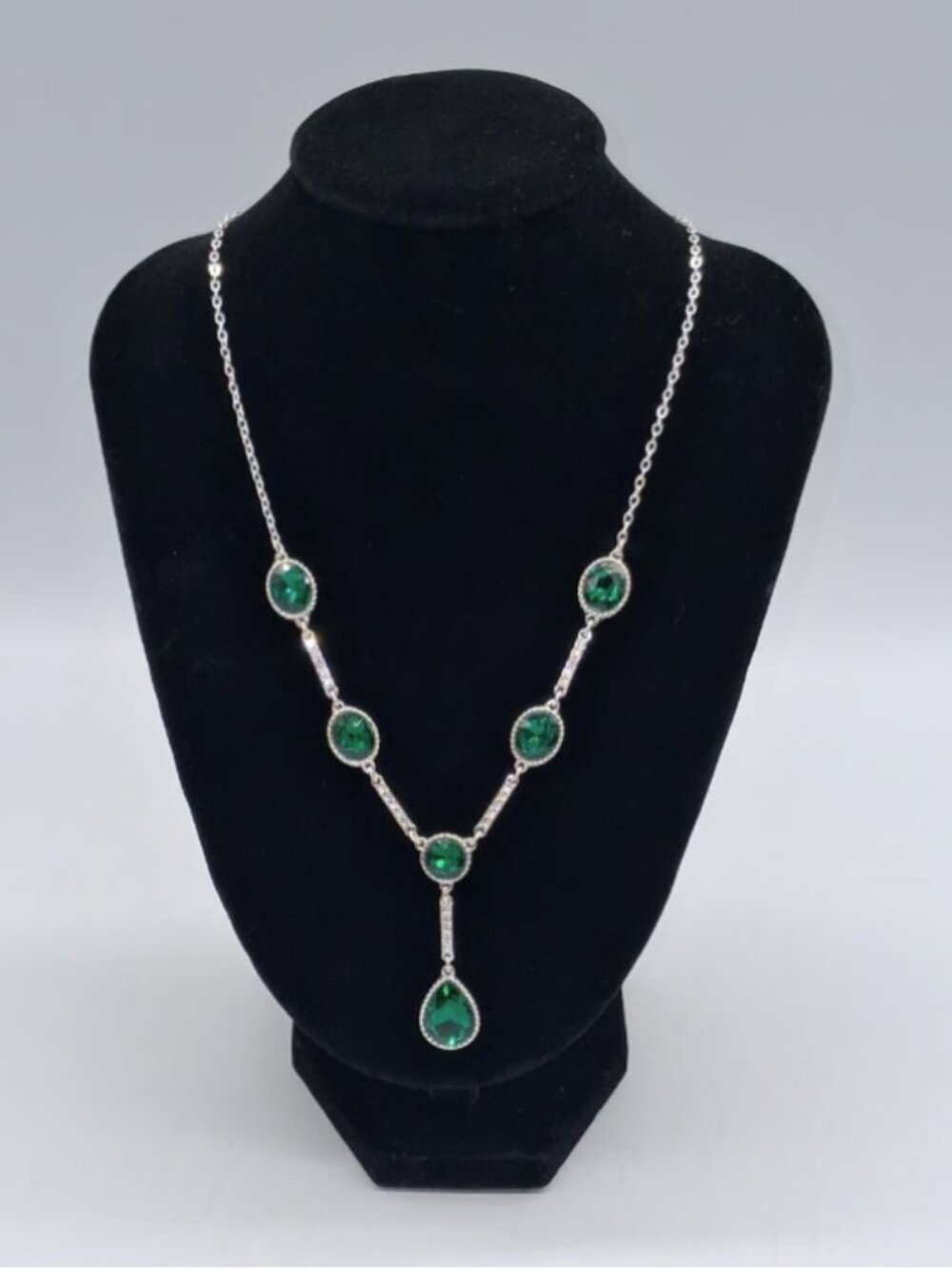 Vntg Avon Emerald Teardrop Silver Pendant Necklace